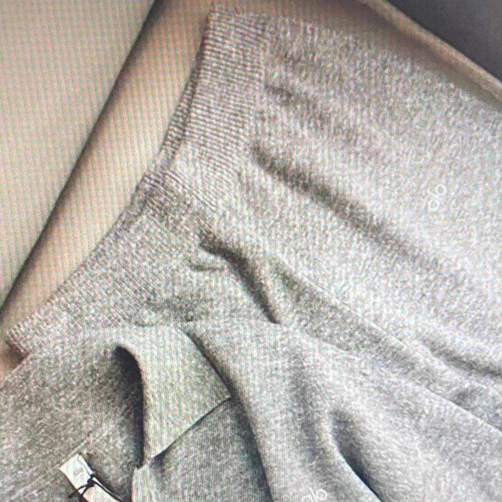 ALO Yoga Light Gray Ribbed Pullover Sweater